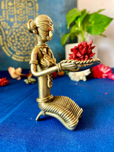 Load image into Gallery viewer, Tribal lady with lamp showpiece